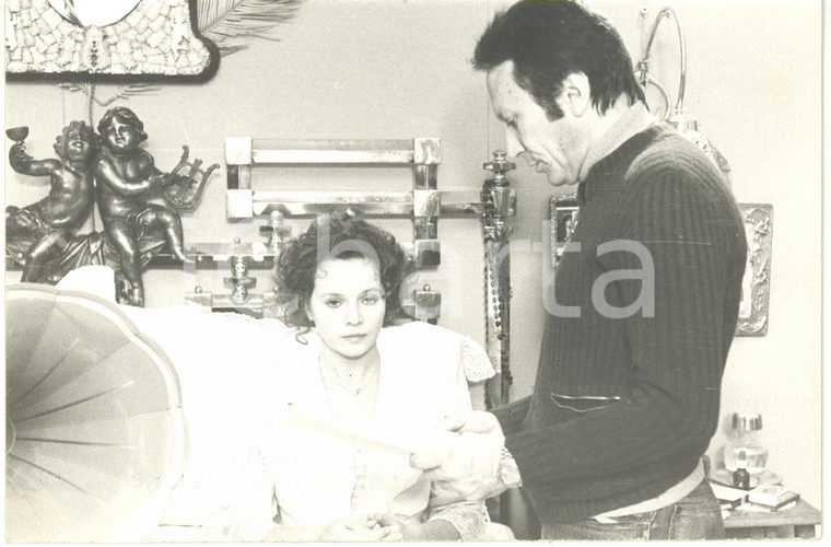 1977 CINEMA "Mogliamante" - Regista Mario VICARIO e Laura ANTONELLI sul set 