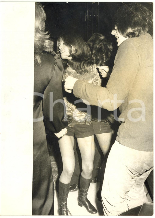 1975 ca ITALIA COSTUME - Micaela PIGNATELLI balla con Christian DE SICA *Foto