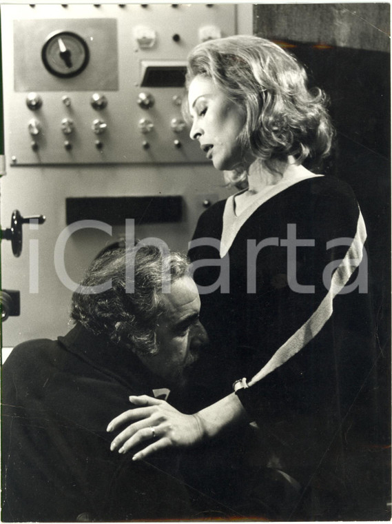 1977 CINEMA "L'occhio dietro la parete" - Olga BISERA Fernando REY in una scena
