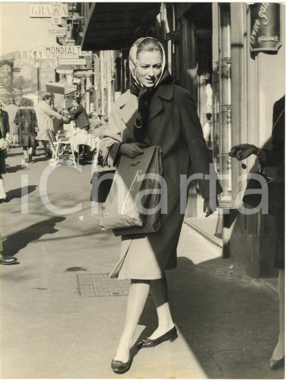 1970 ca ITALIA COSTUME - Principessa Paola del BELGIO durante lo shopping *Foto
