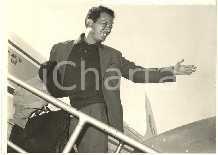 1960 ca ITALIA CINEMA - Leonardo CORTESE sale su un aereo - Ritratto dell'attore