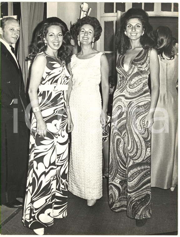 1970 ca ITALIA "Ballo della scarpetta" Franca RICCARDI Adriana e Rosanna CASSIS