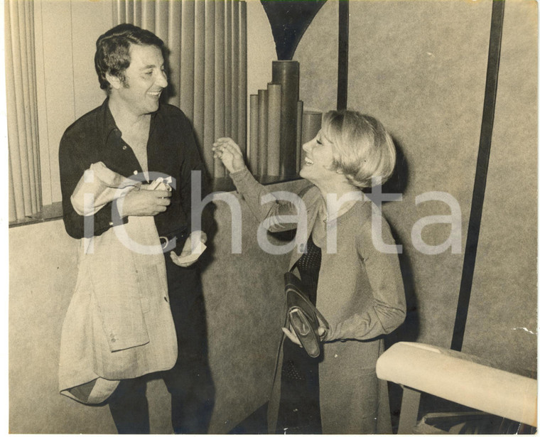1975 ca ITALIA COSTUME - Pippo CARUSO scherza con Mariolina CANNULI *Foto 24x20