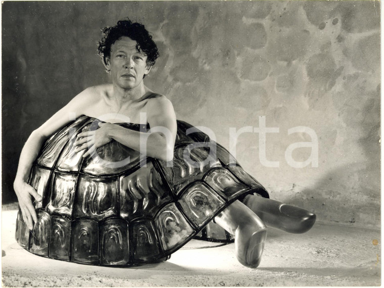 1970 ca ARTE - Harold STEVENS posa con scultura Tartaruga *Foto 24x18