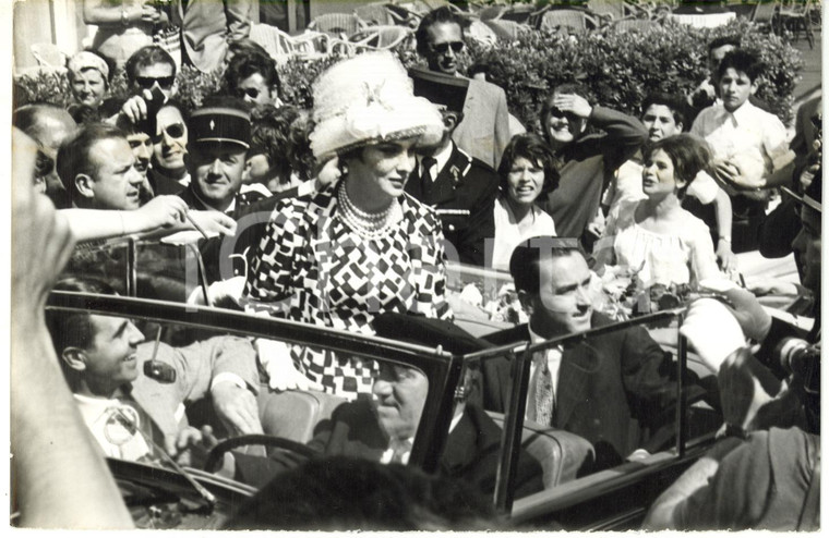 1961 CANNES Festival del Cinema - Gina LOLLOBRIGIDA sfila tra la folla *Foto