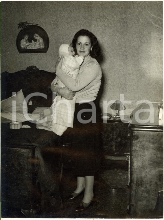 1953 GENOVA Albina CAPRILE con la figlia torna a casa dopo il processo (2) *Foto