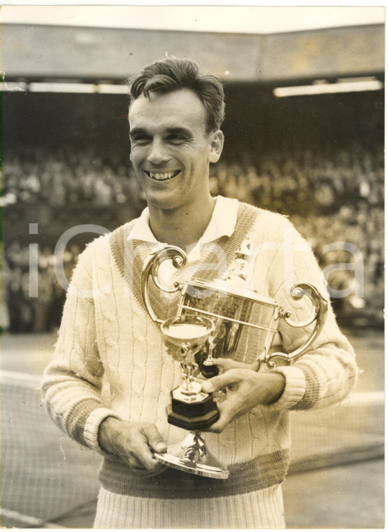 1953 LONDON WIMBLEDON Tennis - Winner Vic SEIXAS holding the cup (2) *Photo