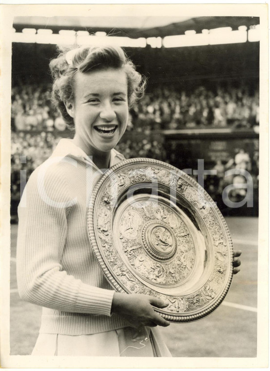1954 LONDON WIMBLEDON Tennis - Maureen CONNOLLY holding the trophy *Photo 15x20