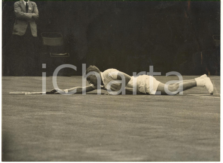 1955 WIMBLEDON TENNIS - Kurt NIELSEN falls during the match against Art LARSEN