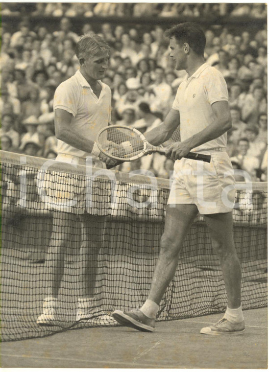 1957 LONDON WIMBLEDON Centre Court - Sven DAVIDSON congratulates Lew HOAD *Photo