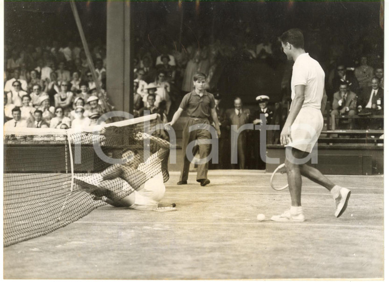 1957 LONDON WIMBLEDON Tennis - Vic SEIXAS slips at the net against Sven DAVIDSON