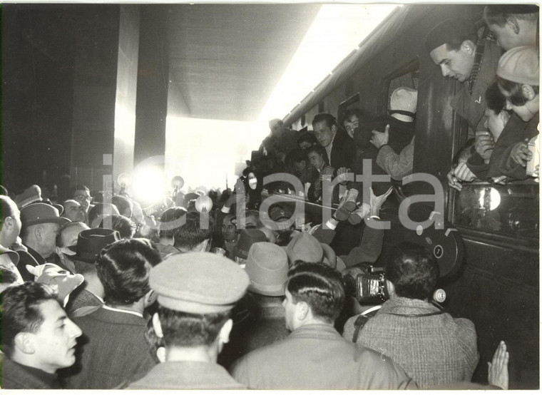 1956 ROMA Rivoluzione ungherese - Folla accoglie i profughi al loro arrivo *Foto