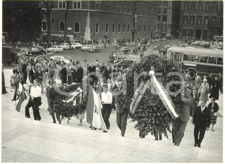 1957 ROMA VITTORIANO - Profughi ungheresi rendono omaggio al MILITE IGNOTO (1)