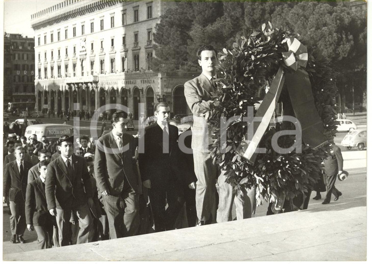 1957 ROMA VITTORIANO - Profughi ungheresi rendono omaggio al MILITE IGNOTO (2)