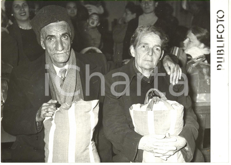 1957 NAPOLI - Coppia di anziani profughi ebrei diretti in Israele *Foto 18x13