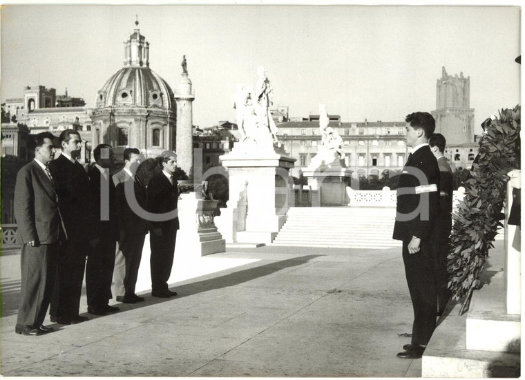 1957 ROMA VITTORIANO - Profughi ungheresi rendono omaggio al MILITE IGNOTO (4)