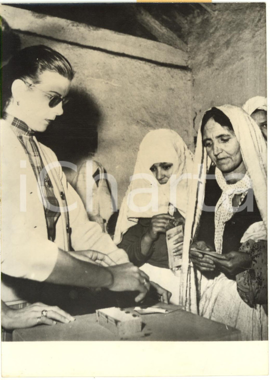 1958 DJEMAA SAHARIDJ (ALGERIE) - Femmes vont voter *Photo 13x18 cm