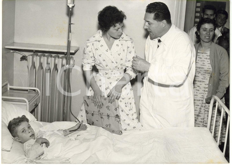 1959 TORINO Ospedale MARIA VITTORIA Maria Beatrice di Savoia visita bimbi malati