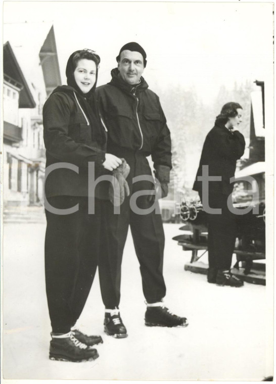 1955 ca GSTAAD Umberto di Savoia con la figlia Maria Pia in vacanza sulla neve