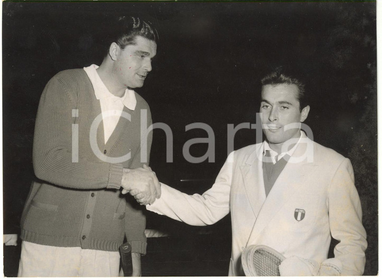 1954 MILANO Italia-Germania TENNIS Giuseppe MERLO stringe mano a Butch BUCHHOLZ