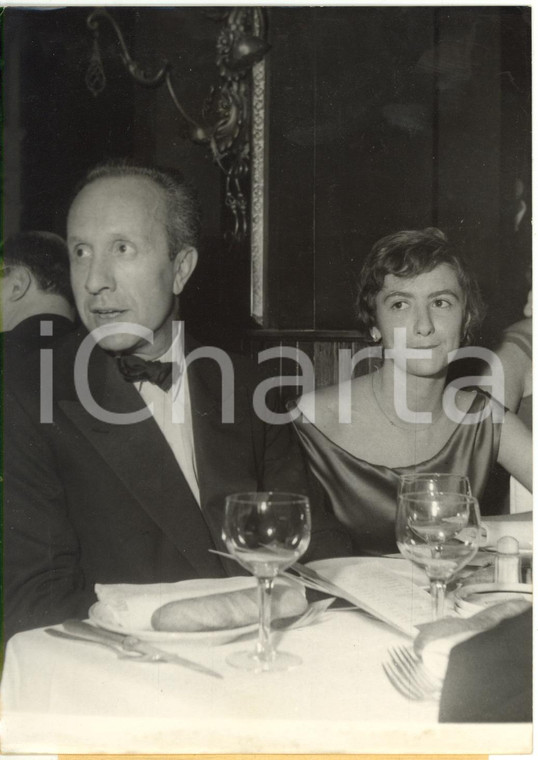 1957 PARIS - Françoise SAGAN et Guy SCHOELLER au cours du Gala du Lido *Photo