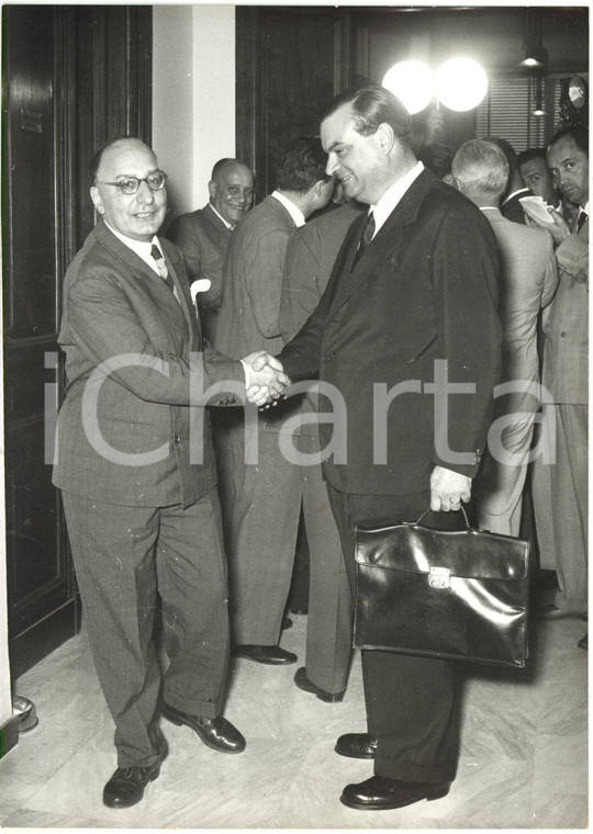 1957 ROMA Montecitorio - Giovanni MALAGODI stringe la mano a Oronzo REALE *Foto