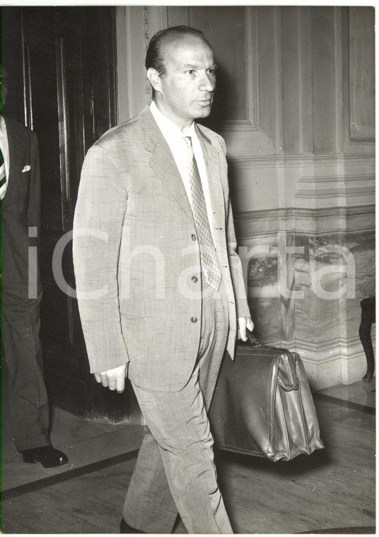 1957 ROMA Viminale - Guido CARLI si reca al Consiglio dei Ministri - Ritratto