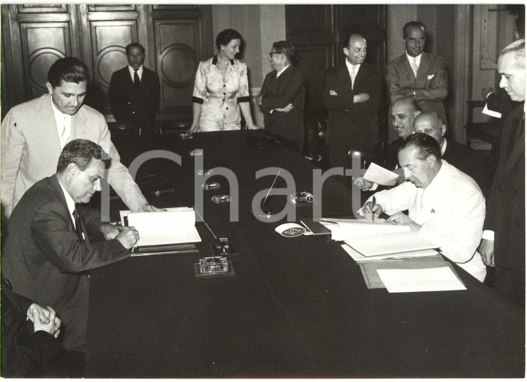 1957 ROMA - Alberto FOLCHI e Milentije POPOVIC firmano accordi Italia-Jugoslavia