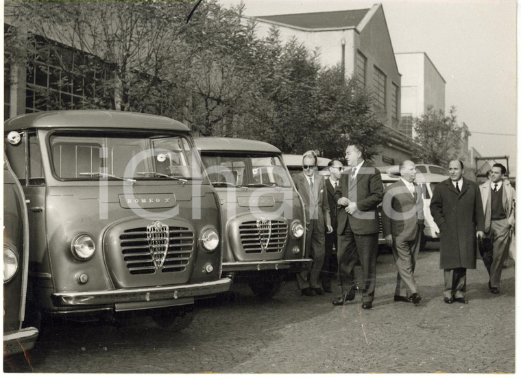 1957 MILANO PORTELLO Alfa Romeo - Ministro Giorgio BO osserva furgone ROMEO 2