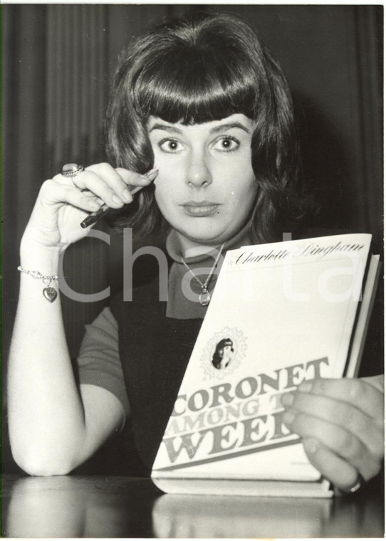 1962 REGNO UNITO Charlotte BINGHAM mostra il suo libro "Coronet Among the Weeds"