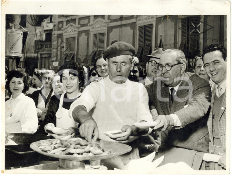 1955 ca CAMOGLI (GE) - Scrittore Salvator GOTTA alla sagra del pesce *Foto 24x18