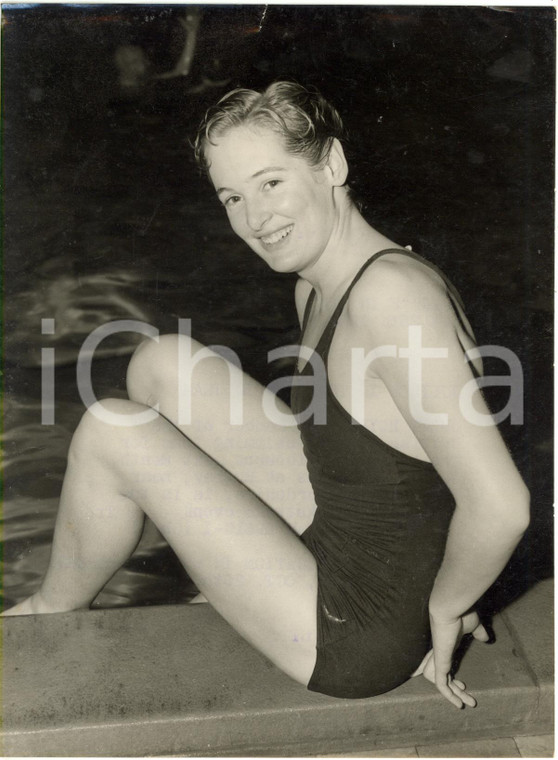 1956 UK SWIMMING - Julie HOYLE training for Melbourne OLYMPIC GAMES *Photo