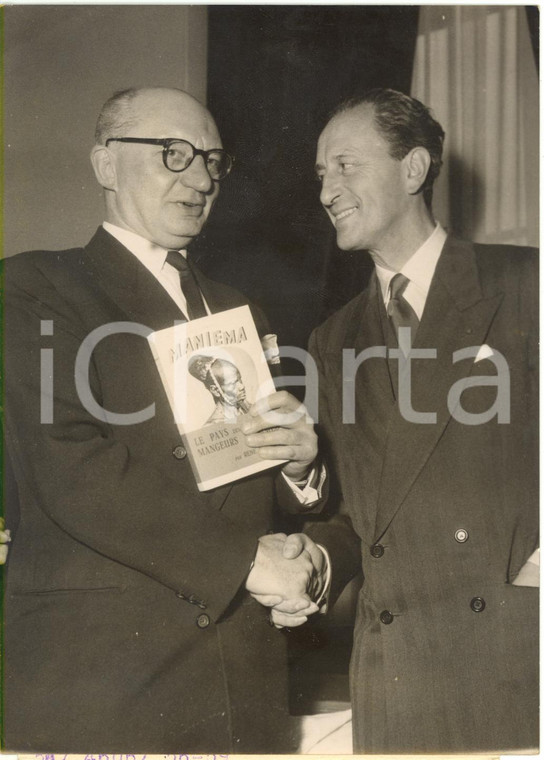 1954 PARIS Prix Chatrian - Paul VIALAR si congratula con vincitore René CORNET