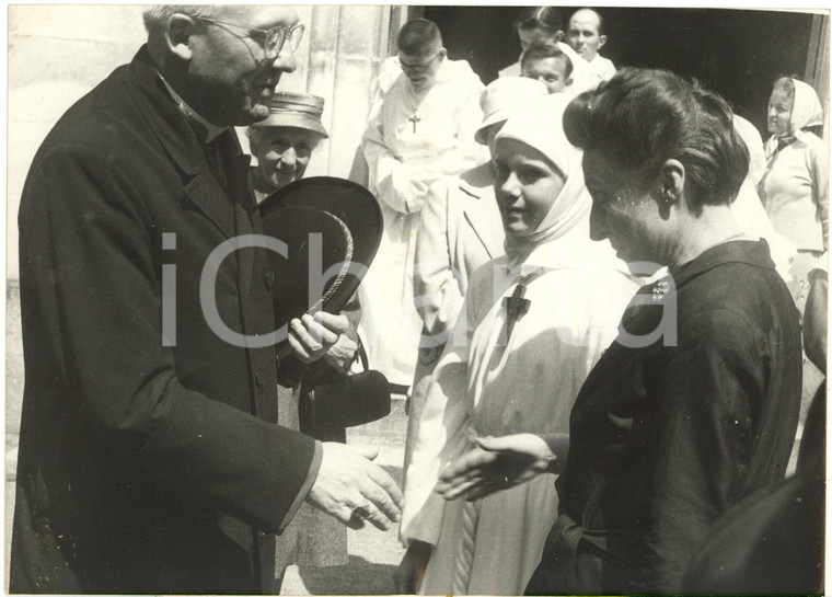 1960 NIORT (FRANCE) Minou DROUET serre la main de Henri VION évêque de Poitiers
