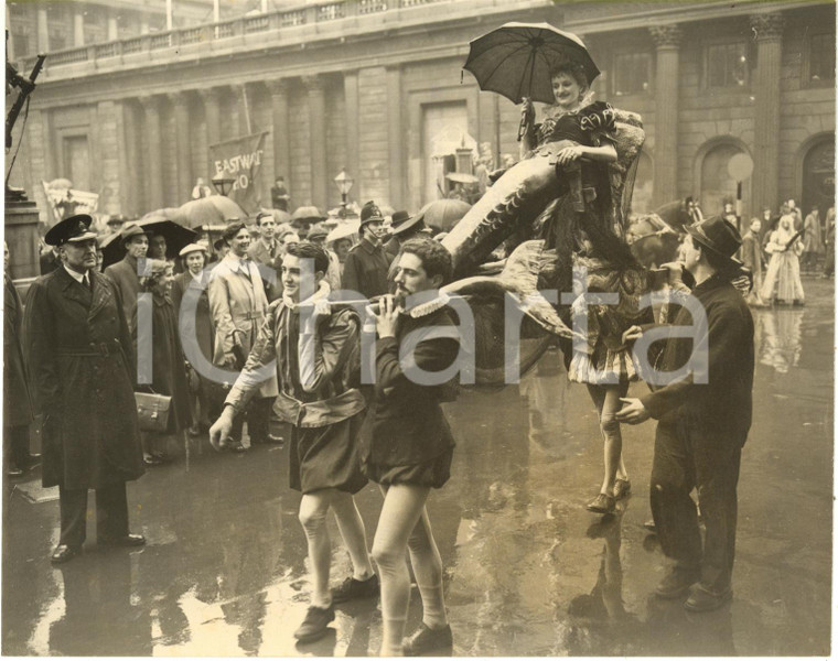 1953 LONDON Royal Exchange - Arrival of Penny ASSERSON dressed as a mermaid