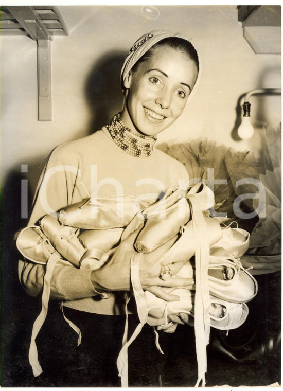 1957 LONDON - Nadia NERINA shows her ballet shoes *Photo 15x20 cm