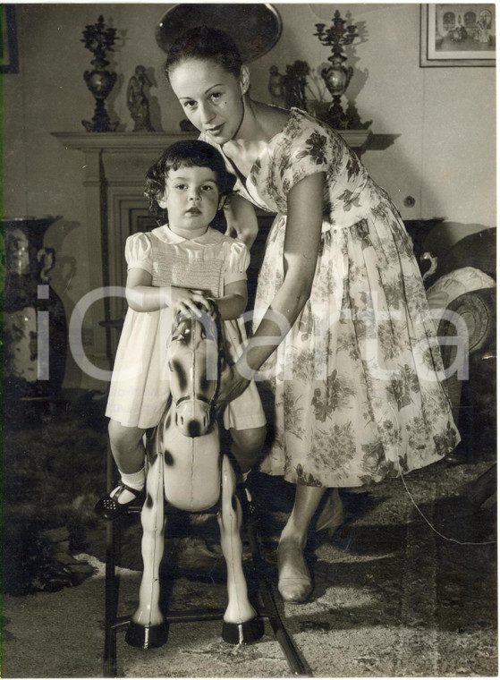 1956 LONDON BALLET - Classic dancer Elaine FIFIELD with her daughter *Photo