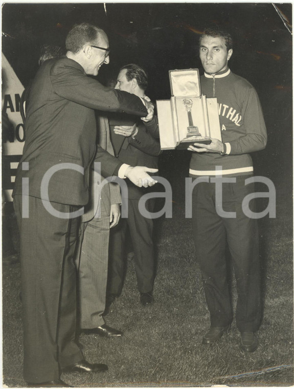 1963 MILANO CALCIO - Paolo FERRARIO riceve Trofeo CALTEX "sportsman dell'anno"
