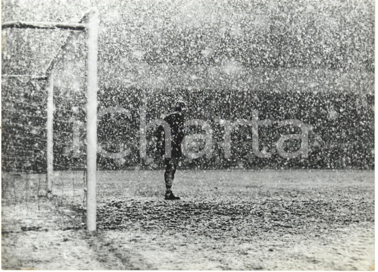 1967 LONDON HIGHBURY Arsenal Stadium - Goalkeeper Bob WILSON in the snow *Photo