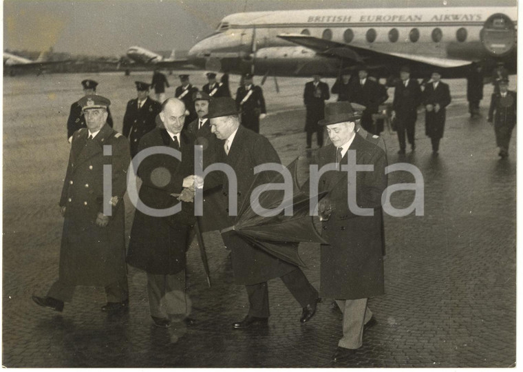 1957 ROMA Aeroporto CIAMPINO - Selwyn LLOYD accolto da Gaetano MARTINO *Foto 