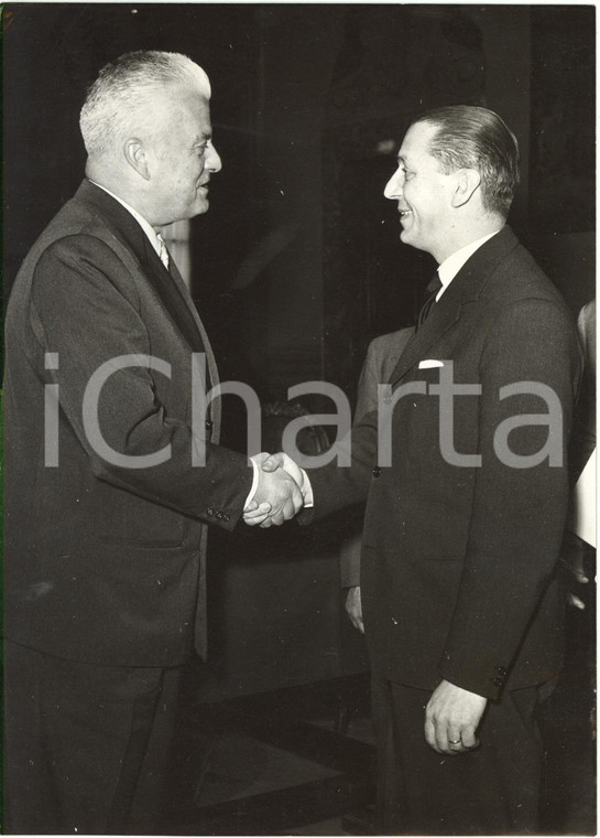 1957 ROMA - Vittorio BADINI CONFALONIERI stringe la mano ad Alfred ESCHER *Foto