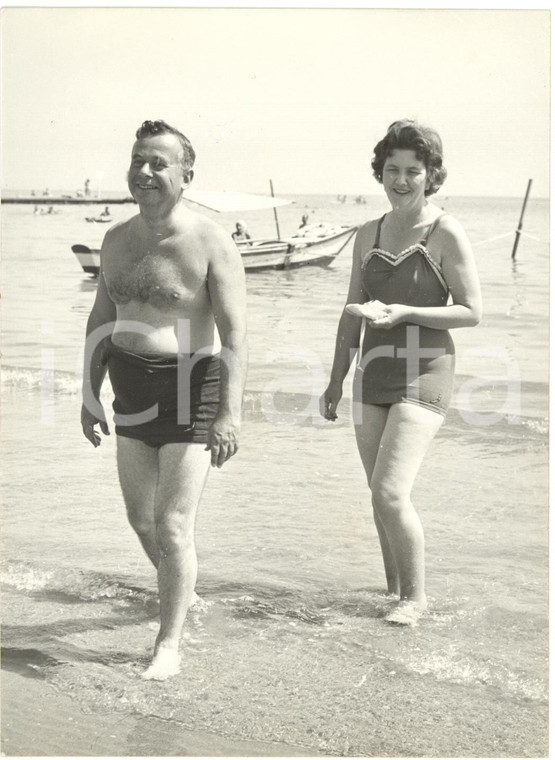 1960 ca LIDO DI VENEZIA - John BOYD-CARPENTER con la moglie Margaret HALL *Foto