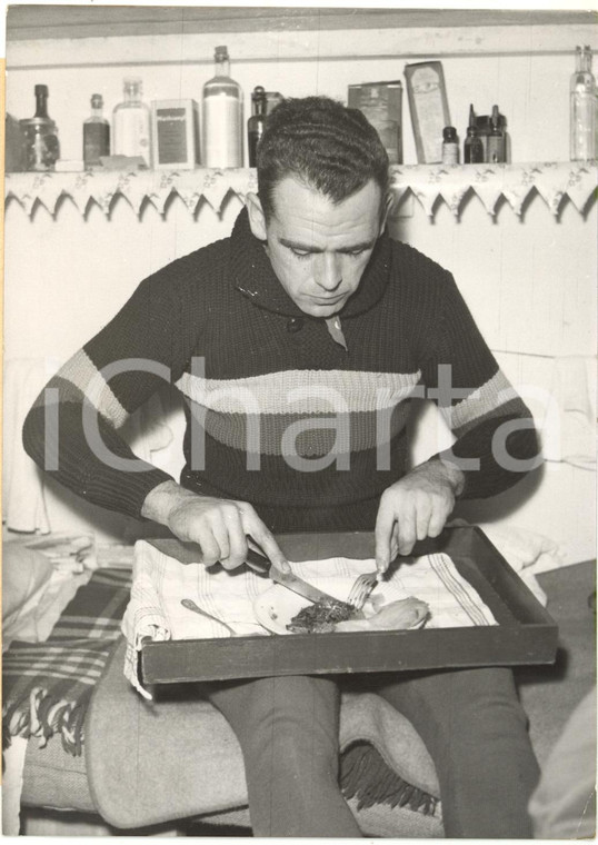 1953 PARIS Six Jours cyclistes - Rik VAN STEENBERGEN se restaure *Photo 13x18 cm