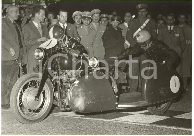 1956 MOTOCICLISMO MILANO-TARANTO - Partenza di NUTI e PIANI su sidecar GILERA