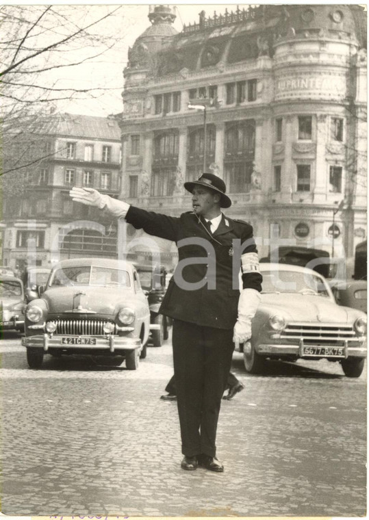 1954 PARIS - PIZZARDONE dirige il traffico davanti ai grandi magazzini PRINTEMPS