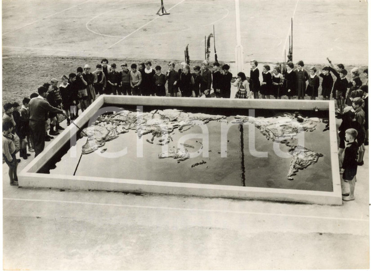 1957 MOUNT ROSKILL Primary School - Geography lesson with huge relief map *Photo