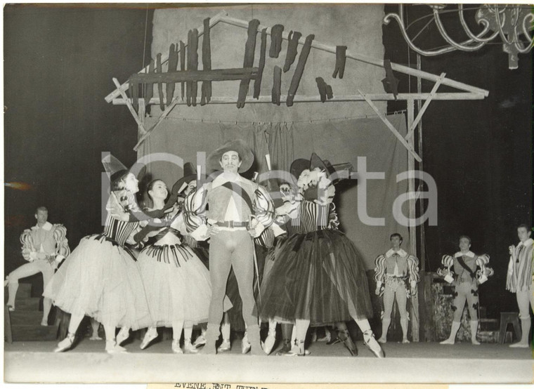 1959 PARIS - Rolant PETIT et Zizi JEANMAIRE dans le ballet "Cyrano" - Photo