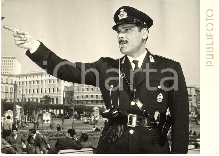 1955 NAPOLI Piazza Municipio - VIGILE URBANO dirige il traffico *Foto 18x13 cm