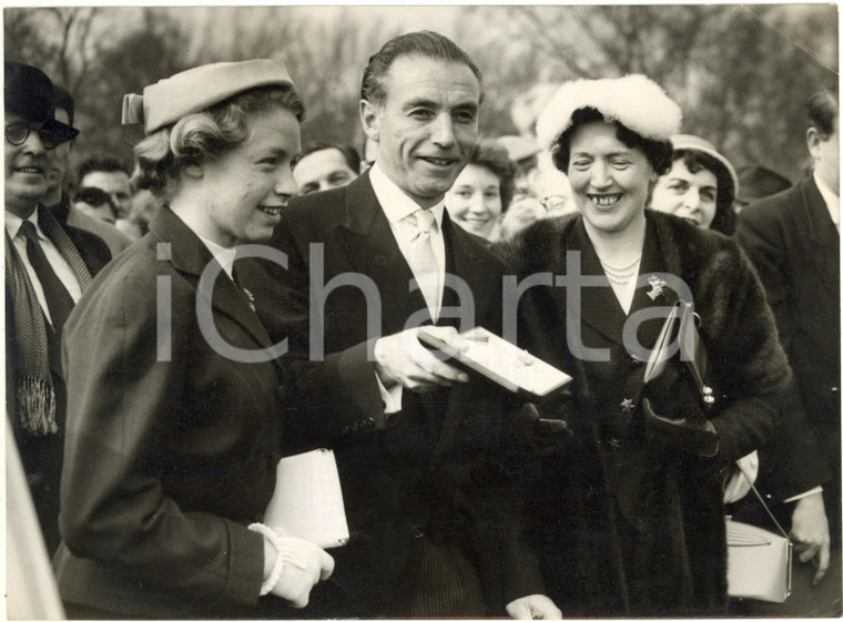 1957 LONDON - Stanley MATTHEWS after receiving che CBE insignia from the Queen