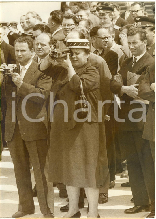1960 PARIS - Moglie dell'ambasciatore VINOGRADOV filma arrivo di Nikita CHRUSCEV